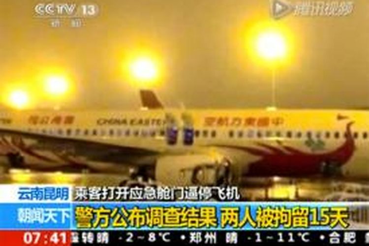 Dalam foto yang diambil dari siaran berita stasiun televisi CCTV terlihat dua pintu darurat sebuah pesawat milik maskapai China Eastern Airlines terbuka sesaat sebelum penerbangan dari Kunming menuju ke Beijing.