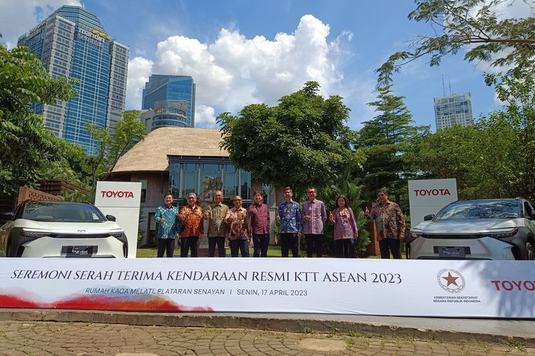 Serah terima 65 Toyota bZ4X ke Kementerian Sekretariat Negara untuk KTT Asean di Labuan Bajo 
