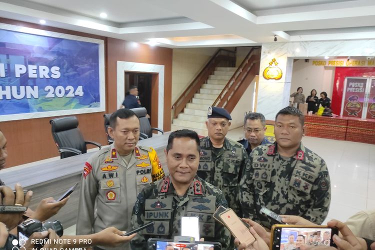 Pelaksana Tugas Direktur Jenderal Pengawasan Sumber Daya Kelautan dan Perikanan KKP Pung Nugroho Saksono, dalam jumpa pers bersama sejumlah wartawan di Markas Kepolisian Daerah NTT, Senin (13/5/2024).