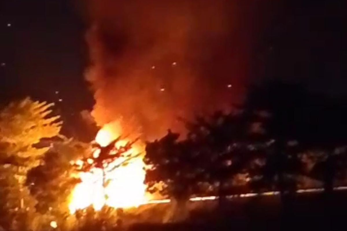 Kondisi ledakan amunisi setelah truk TNI terbakar di rua tol Gempol-Pandaan, Kodim 0819 Pasuruan mengimbau agar warga tidak mendekat ke area terdekat dan segera menginformasikan ke Koramil atau Babhinsa, Senin (05/05/2025) 