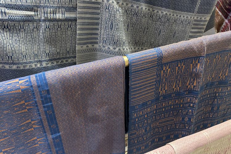 Koleksi wastra Tobatenun dalam acara MAULIATE di Mega Kuningan Barat 3, Jakarta Selatan, Kamis (4/12/2025).