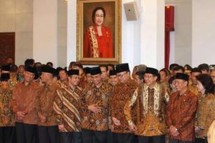 Menteri-menteri anggota Kabinet Kerja berbincang sebelum melakukan sumpah jabatan saat pelantikan di Istana Negara, Jakarta, Senin (27/10/2014).