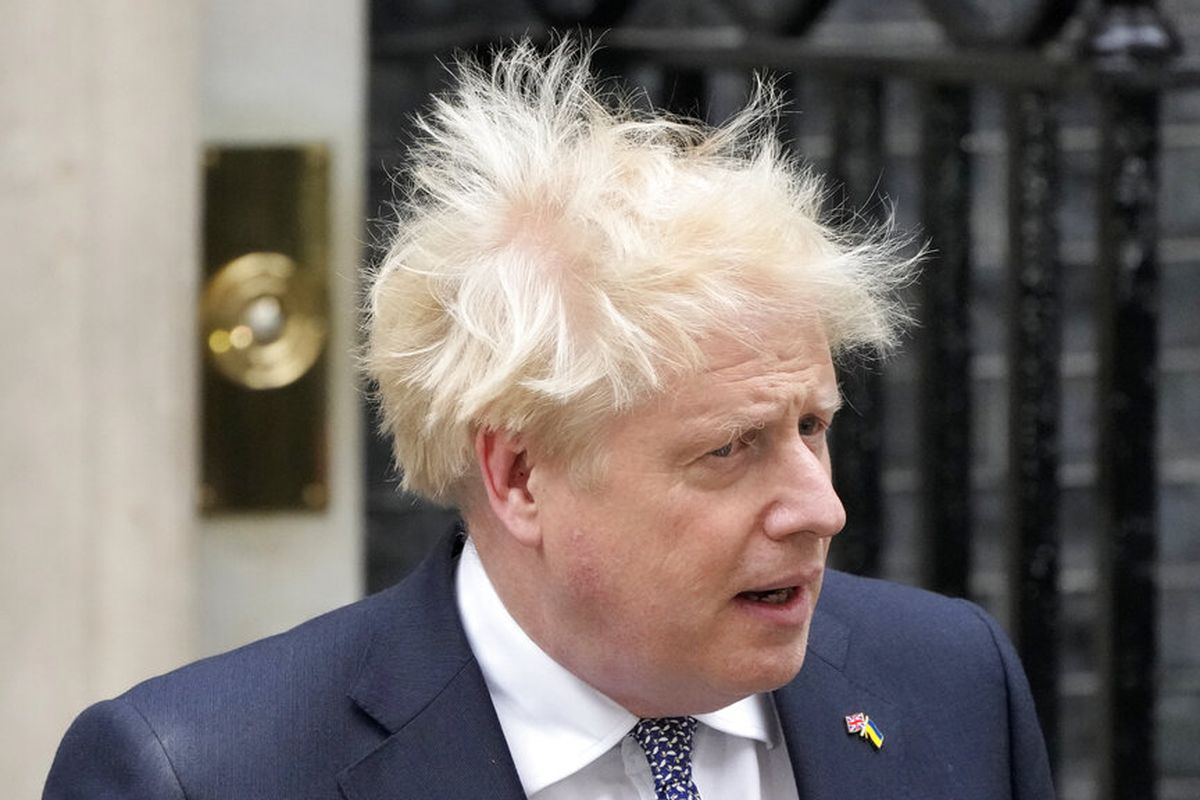Perdana Menteri Inggris Boris Johnson membacakan pernyataan pengunduran dirinya di luar kantornya di Downing Street Nomor 10, London, Kamis (7/7/2022). Johnson mengatakan, ia akan tetap menjabat sebagai Perdana Menteri Inggris hingga proses pemilihan pemimpin baru selesai.