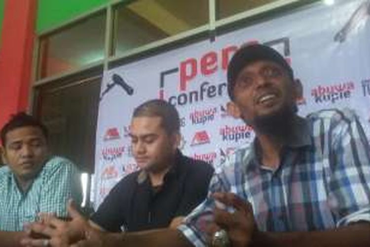 Andi Masta dari event organizer konser artis lokal Aceh, Adi Bergek, menggelar konfrensi pers untuk memprotes pembatalan konser oleh Wali Kota Lhokseumawe Suaidi Yahya di Abuwa Kupi, Lhokseumawe, Kamis (7/4/2016).