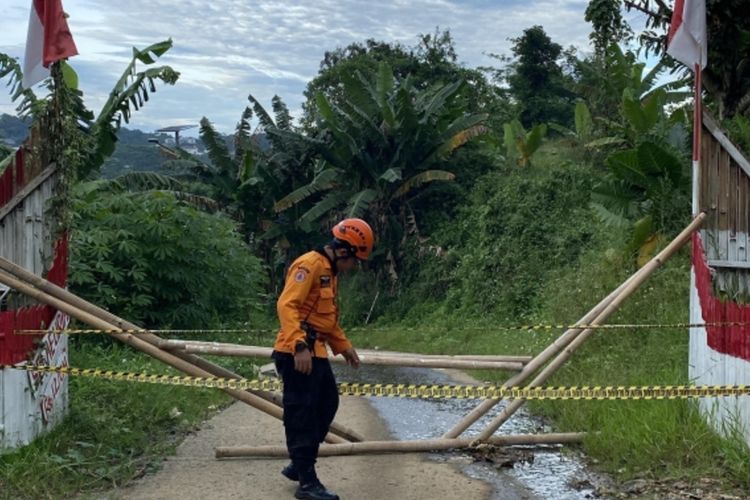 Tim TRC BPBD memasang garis peringatan pada jembatan di Kampung Sela Eurih, Desa Sumur Batu, Kecamatan Babakan Madang, Kabupaten Bogor, Jawa Barat, yang ambruk akibat longsor pada Jumat (29/11/2024) sekitar pukul 19.00 WIB. Peristiwa ini membuat akses jalan keluar masuk di wilayah itu terputus, sehingga tidak dapat dilalui kendaraan maupun pejalan kaki.