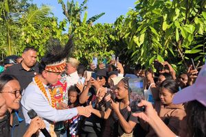 Antusias Warga Ketemu Wapres di Papua Barat: Bentang Spanduk 'Bocahe Gibran Nusantara'
