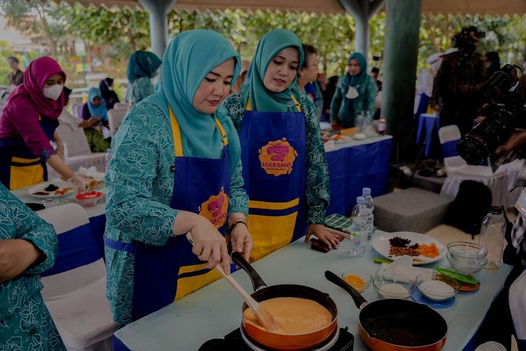 Pembuatan dodol betawi di Setu Babakan, Jagakarsa, Jakarta Selatan.