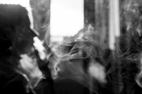 Hukum Menghirup Asap Rokok bagi Perokok Pasif