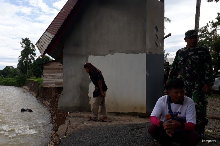 Rumah warga rusak akibat tergerus air sungai Makawa di dusun kampung baru, desa Bolong, kecamatan Walenrang Utara, kabupaten Luwu, Kamis (14/03/2019)