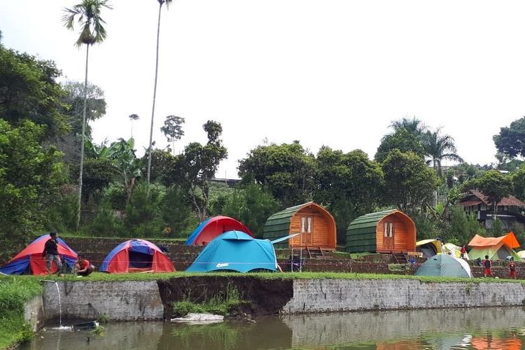 Pine Forest Camp, salah satu tempat wisata Lembang yang bisa dikunjungi.