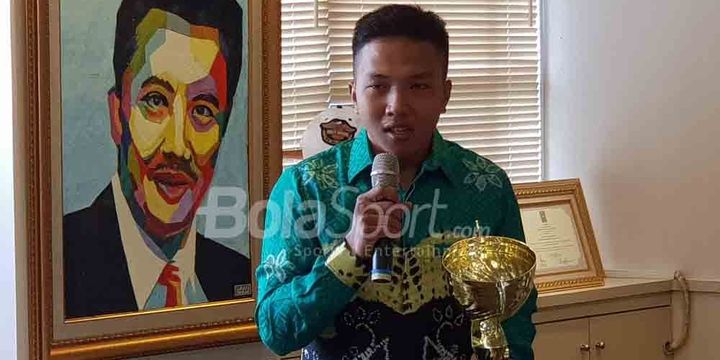 Karateka Indonesia, Fauzan, berbicara dalam acara pemberian penghargaan dari Menteri Pemuda dan Olahraga, Imam Nahrawi, di Kantor Kemenpora, Jakarta Pusat, Senin (23/7/2018).

