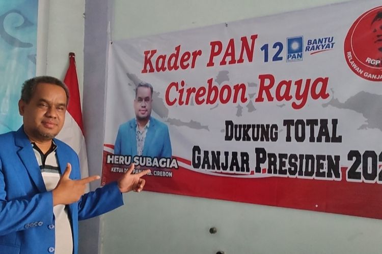 Ketua DPD PAN Kabupaten Cirebon Heru Subagia, menunjukkan dukungannya terhadap Ganjar Pranowo sebagai Capres 2024 mendatang. Pilihan Heru berbeda dengan Keputusan Partai PAN yang telah mendukung Prabowo Subianto sebagai Calon Presiden 2024