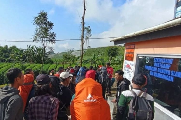 Pendaki Gunung Slamet memadati basecamp Bambangan, Purbalingga, Jawa Tengah pada hari pertama pembukaan jalur, Selasa (25/4/2023).