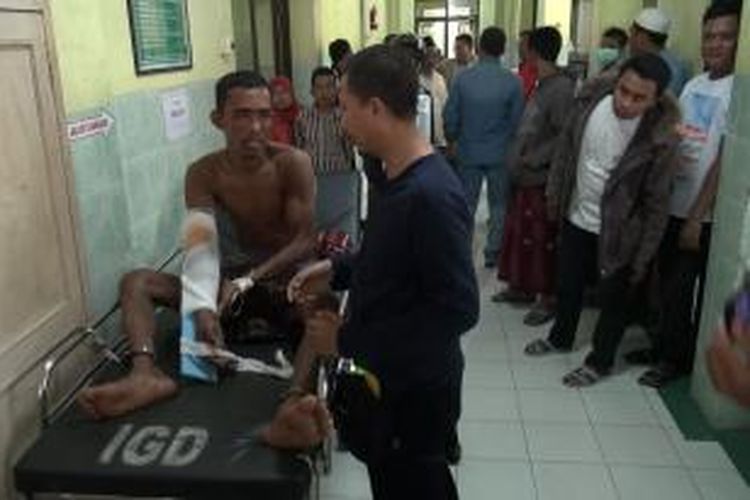 Misnawi, pelaku penyanderaan saat dirawat di rumah sakit dr. H. Slamet Martodirdjo Pamekasan, Jumat (13/2/2015). 