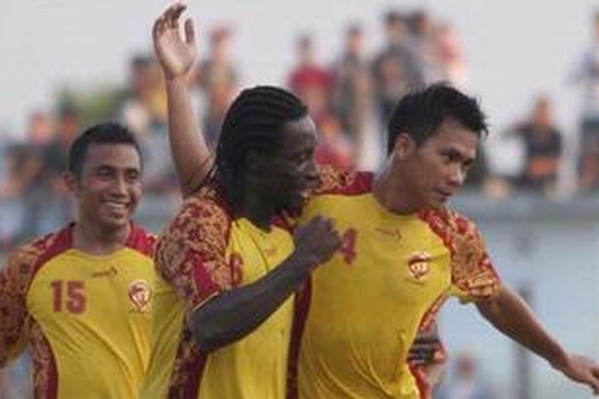 Pemain Sriwijaya FC, Rizky Novriansyah (kanan), gol yang dicetaknya ke gawang Bintang Babel FC pada pertandingan persahabatan di Stadion Depati Amir, Pangkalpinang, Jumat (23/9/2011).