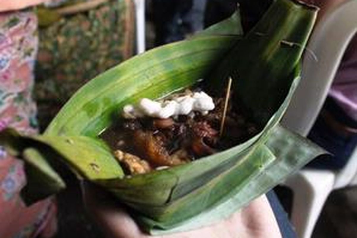 Pindang Tetel, yang dinikmati dengan cara menusuk dagingnya dengan lidi, dan menyeruput kuahnya langsung dari pincuk.