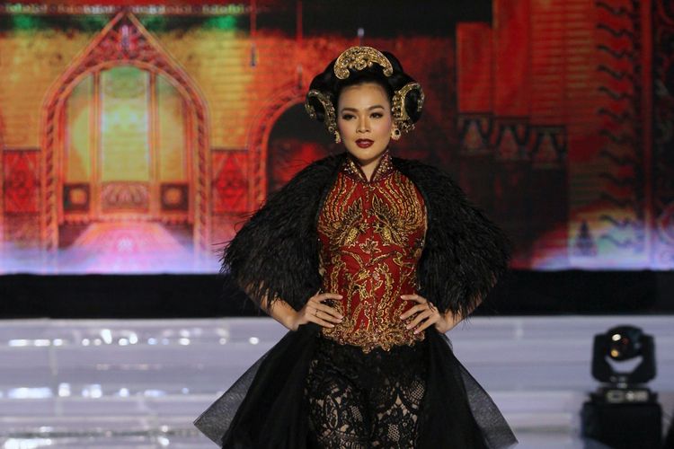 Putri Indonesia 2016 Kezia Warouw dalam pagelaran 30 Tahun Anne Avantie Berkarir “Tjerita Tjinta” di Palembang Fashion Week 2020 yang digelar di Palembang Sport and Convention Center, Palembang Icon, Sumatera Selatan, Minggu (8/3/2020).