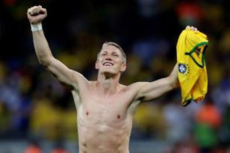 Pemain Jerman Bastian Schweinsteiger merayakan kemenangan usai tim negaranya memenangi pertandingan melawan Brasil dalam laga semifinal Piala Dunia 2014 di Mineirao Stadium, Belo Horizonte, Brasil, 8 Juli 2014. Brasil harus mengakui keunggulan Jerman dengan skor akhir 7-1.