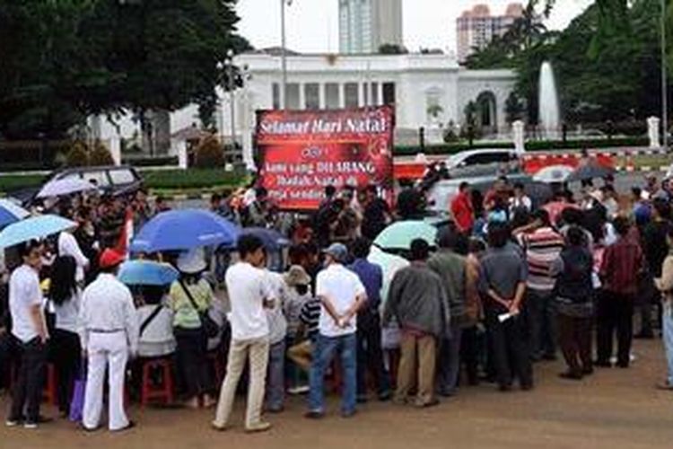 Ibadah Natal jemaat GKI Yasmin dan HKBP Filadelfia di depan Istana Merdeka, Jakarta, Selasa (25/12/2012). Jemaat GKI Yasmin dan HKBP Filadelfia tidak bisa beribadah di gereja mereka karena ditolak masyarakat, meski sudah ada putusan Mahkamah Agung yang menjamin para jemaat dapat beribadah di dalam gerejanya. KOMPAS/HERU SRI KUMORO