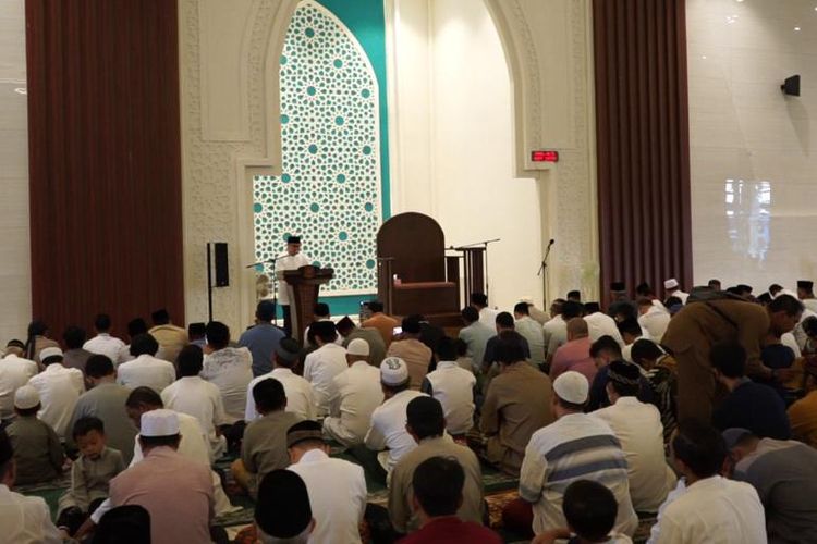 Pelaksanaan Shalat Idul Adha 1444 Hijriah atau tahun 2023 masyarakat Tangerang Selatan (Tangsel) di Gedung Islamic Center Baiturrahmi, Tangsel, Banten, Kamis (29/6/2023).