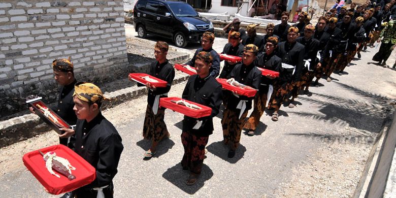 Di Desa Aeng Tong Tong, Sumenep, Jawa Timur, penduduk satu desa membuat keris berkualitas. Desa ini masih mempertahankan budaya sejak zaman Kerajaan Sumenep. Dahulu para raja Madura mempercayakan pembuatan keris dan senjata untuk prajurit dari desa ini.