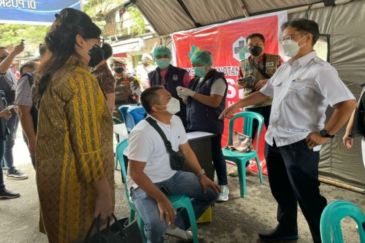Indonesian Minister of Health Budi Gunadi Sadikin inspects a vaccination drive at a public health center (puskesmas) in Manado, North Sulawesi, Friday (5/3/2021).