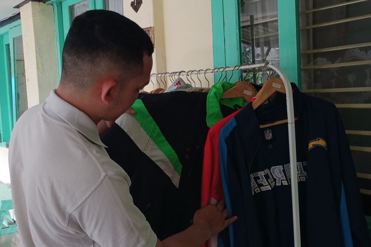 Salah satu usaha jaket thrifting di Jalan Jaksa Agung Suprapto, Kota Malang. 