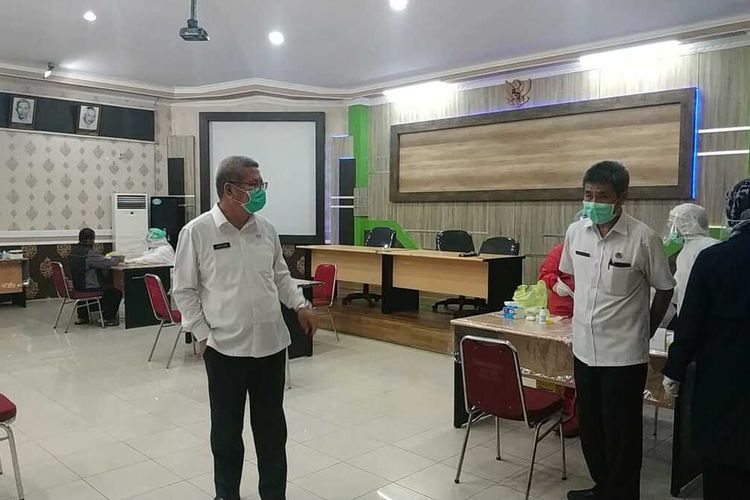 Kepala Dinas Kesehatan Kalimantan Barat Harisson melihat ruangan yabg disiapkan untuk menggelar uji rapid test terhadap 63 jemaah Sajadah Fajar, Rabu (8/4/2020).