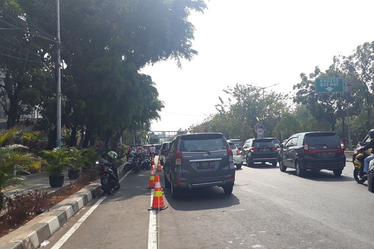 Tampak sepeda motor terparkir di jalur khusus lintasan sepeda di Jalan Pemuda, Jakarta Timur, Jumat (27/9/2019).