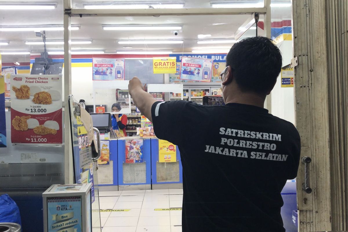 Polisi melakukan olah Tempat Kejadian Perkara (TKP) terkait kasus pemecahan kaca minimarket Indomaret di Jalan Raya Panglima Polim tepatnya dekat Stasiun MRT Blok A, Kebayoran Baru, Jakarta Selatan pada Minggu (3/10/2021) malam 