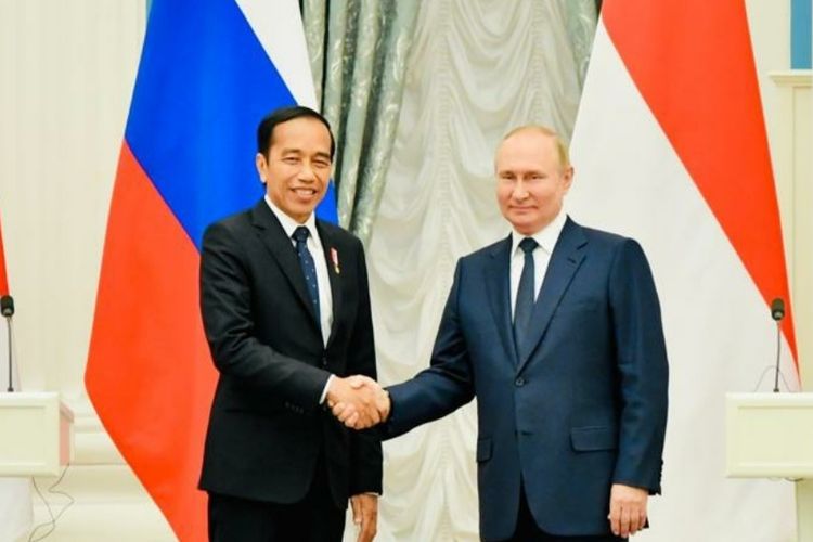 Presiden Joko Widodo dan Presiden Vladimir Putin usai melakukan konferensi pers bersama di Istana Kremlin, Moskwa, Rusia. Jokowi bertemu Putin pada Kamis (30/6/2022) setelah kunjungan ke Ukraina sehari sebelumnya.  Putin pada Jumat (14/10/2022), menyarankan untuk menyatakan 2025 sebagai tahun persatuan dalam perang melawan Nazisme.