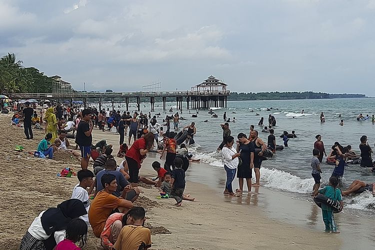 Pantai Anyer menjadi primadona atau favorit masyarakat menghabisi libur Lebaran 2023.