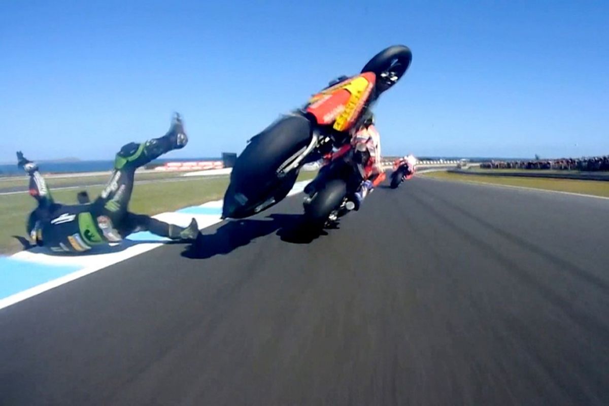 Johann Zarco terpelanting dari motornya, di mana sebelumnya menabrak bagian belakang motor Marc Marquez di GP Australia 2018.