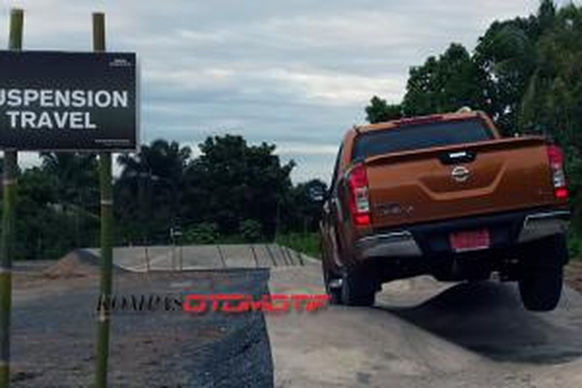 Di Thailand, suspensi belakang Nissan All-New Navara menggunakan tipe sokbreker dan per daun, sedangkan di Indonesia memakai sokbreker dan 5-link. 