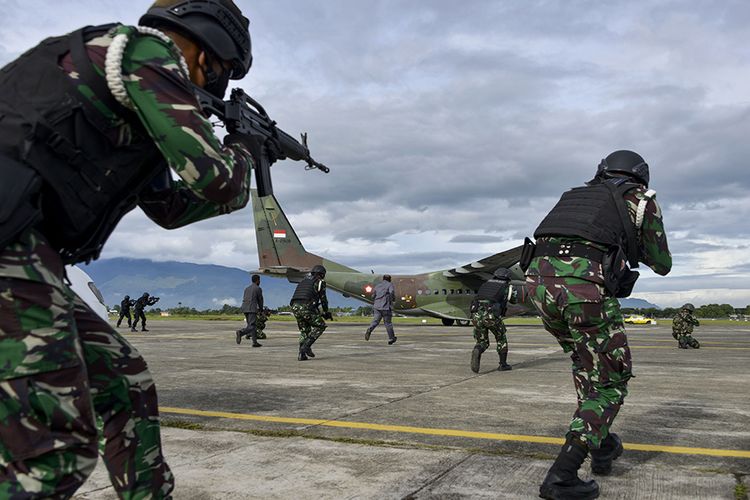 Prajurit TNI Angkatan Udara mengikuti latihan tempur Jalak Sakti 2020 di Pangkalan Angkatan Udara Sultan Iskandar Muda, Blang Bintang, Aceh, Selasa (8/9/2020). Latihan tersebut bertujuan untuk memberikan kemampuan penerbang TNI AU pada misi-misi pertempuran dalam operasi udara, sekaligus meningkatkan kemampuan koordinasi dan kerjasama antara penerbang yang mengoperasikan alutsista TNI AU.