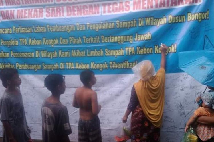 Warga saat tandang tangan petisi penolakan perluasan TPA Kebon Kongok, Lombok Barat, Minggu (22/5/2022)