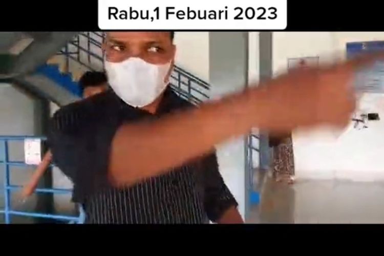 Video amatir yang merekam seorang wanita buruh PT Sai Apparel Industries di Kecamatan Godong, Kabupaten Grobogan, Jawa Tengah mencak-mencak kepada bosnya yang berkebangsaan India viral di media sosial.