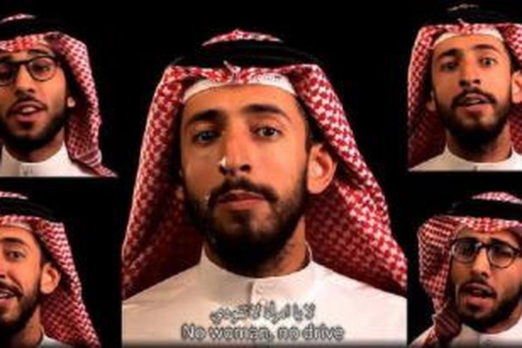 Artis Saudi dan aktivis sosial Hisham Fageeh menyanyikan lagu 