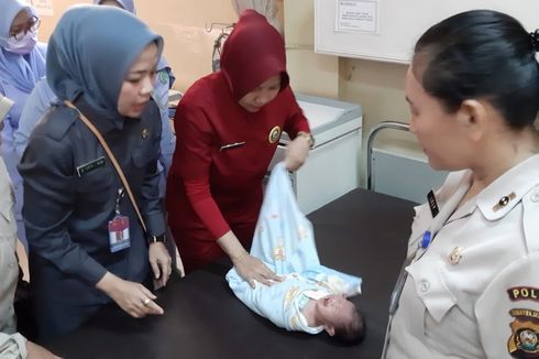 Ditemukan Dalam Bak Mobil Pikap, Bayi Perempuan Lemas dan Kelaparan