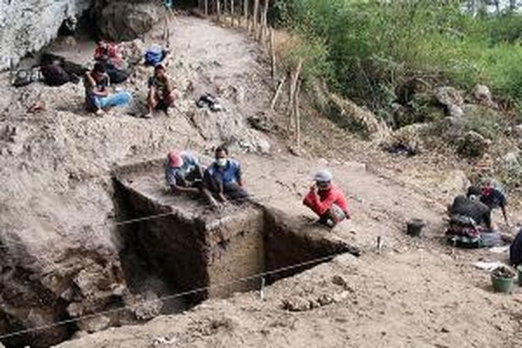 Suasana penggalian di situs manusia purba di Loyang (Goa) Ujung Karang, Takengon, Aceh Tengah, Senin (14/7/2014). Manusia purba tersebut dari ras Mongoloid dengan budaya Austronesia, berusia 4.000-5.000 tahun, dan diyakini sebagai manusia purba ras Mongoloid tertua yang ditemukan di Indonesia.