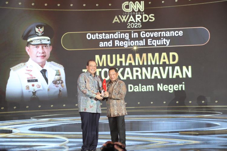 Mendagri Tito Karnavian menerima penghargaan Outstanding in Governance and Regional Equity pada CNN Indonesia Awards 2025 yang diselenggarakan di Ritz Carlton Mega Kuningan, Jakarta, Jumat (31/10/2025)
