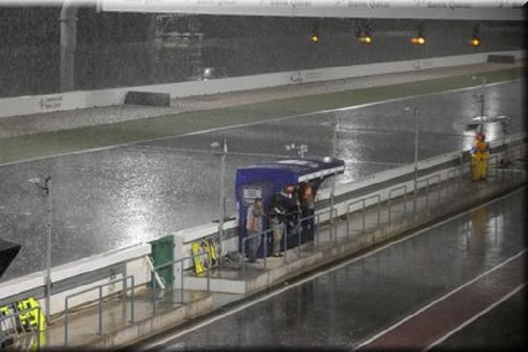 Hujan yang mengguyur Sirkuit Losail, Qatar pada Seri MotoGP 2009. Kondisi tersebut memaksa pergeseran balap dari Minggu ke Senin.