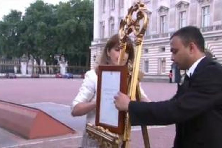 Pengumuman kelahiran bayi kerajaan dipasang di atas kuda-kuda kayu di halaman istana Buckingham, London, Inggris, Senin (22/7/2013) petang waktu setempat. Ini adalah cara tradisional pengumuman kelahiran bayi kerajaan. Pada saat terakhir sebelum kelahiran, istana Kensington sedikit memodifikasi pengumuman, dengan merilis siaran pers di Lindo Wing rumah sakit St Mary, tempat Kate Middleton melahirkan.