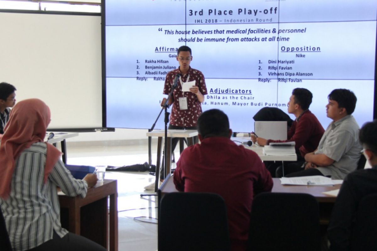 UI menjadi juara Kompetisi Nasional Debat dan Simulasi Roleplay Hukum Humaniter Internasional yang diselenggarakan Komite Internasional Palang Merah (ICRC) bekerja sama Fisip UGM (18-19/8/2018).