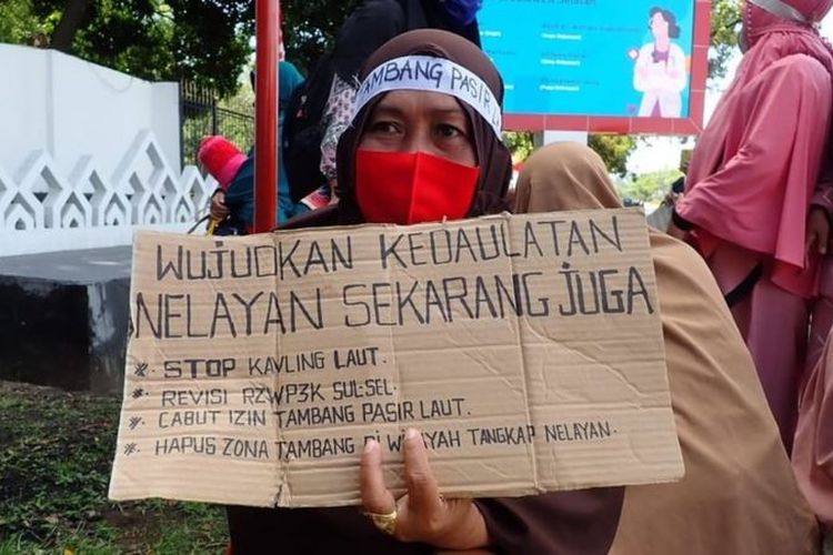 nelayan dan keluarganya di Pulau Kodingareng, Makasar, Sulawesi Selatan berdemo menolak penambangan pasir laut.