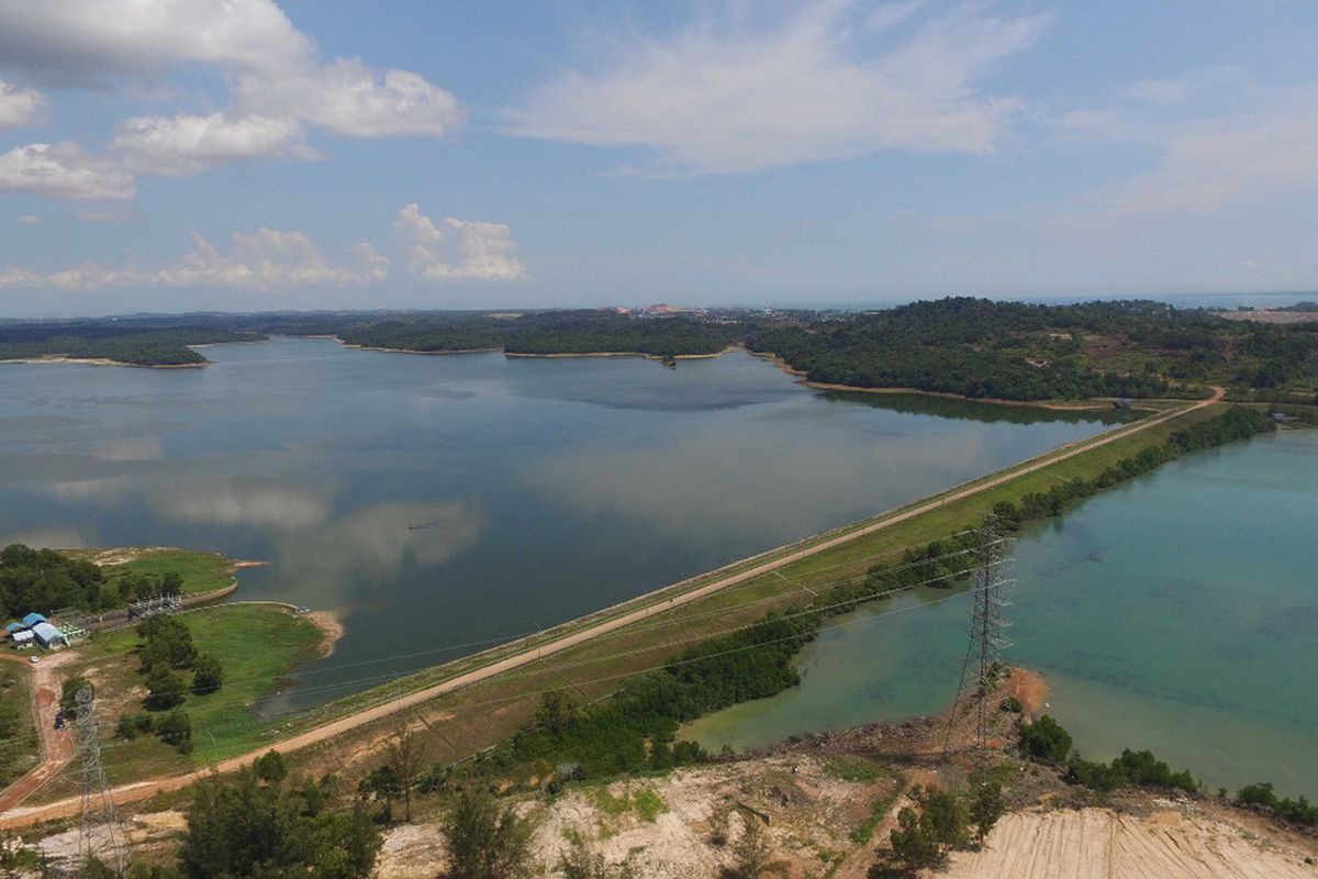 Ketersediaan air baku di Kota Batam mulai mengkhawatirkan. Debit air yang ditampung di 5 waduk mulai mengalami penyusutan. Penyusutan paling mengkhawtirkan terjadi di Waduk Duriangkang hingga -3 meter yang kini menopang 80 persen kebutuhan kota Batam, Rabu (19/2/2020).