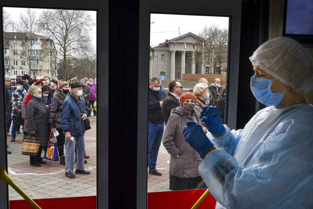 Seorang pekerja medis Rusia menyiapkan suntikan vaksin virus corona Sputnik V Rusia di pusat vaksinasi mobile di Simferopol, Krimea, Selasa (13/4/2021)