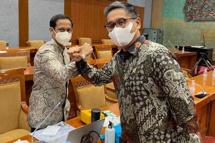 Menteri Pendidikan dan Kebudayaan Nadiem Makarim bersama Putra Nababan, anggota Komisi X DPR RI.