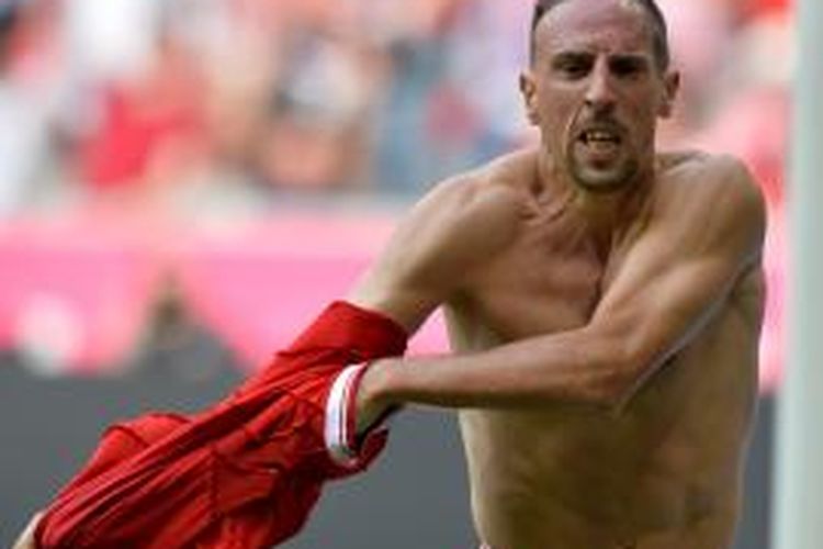 Gelandang Bayern Muenchen, Franck Ribery, mencopot seragamnya setelah berhasil membobol gawang Nuernberg dalam derbi Bavarian di Allianz Arena, Sabtu (24/8/2013). 