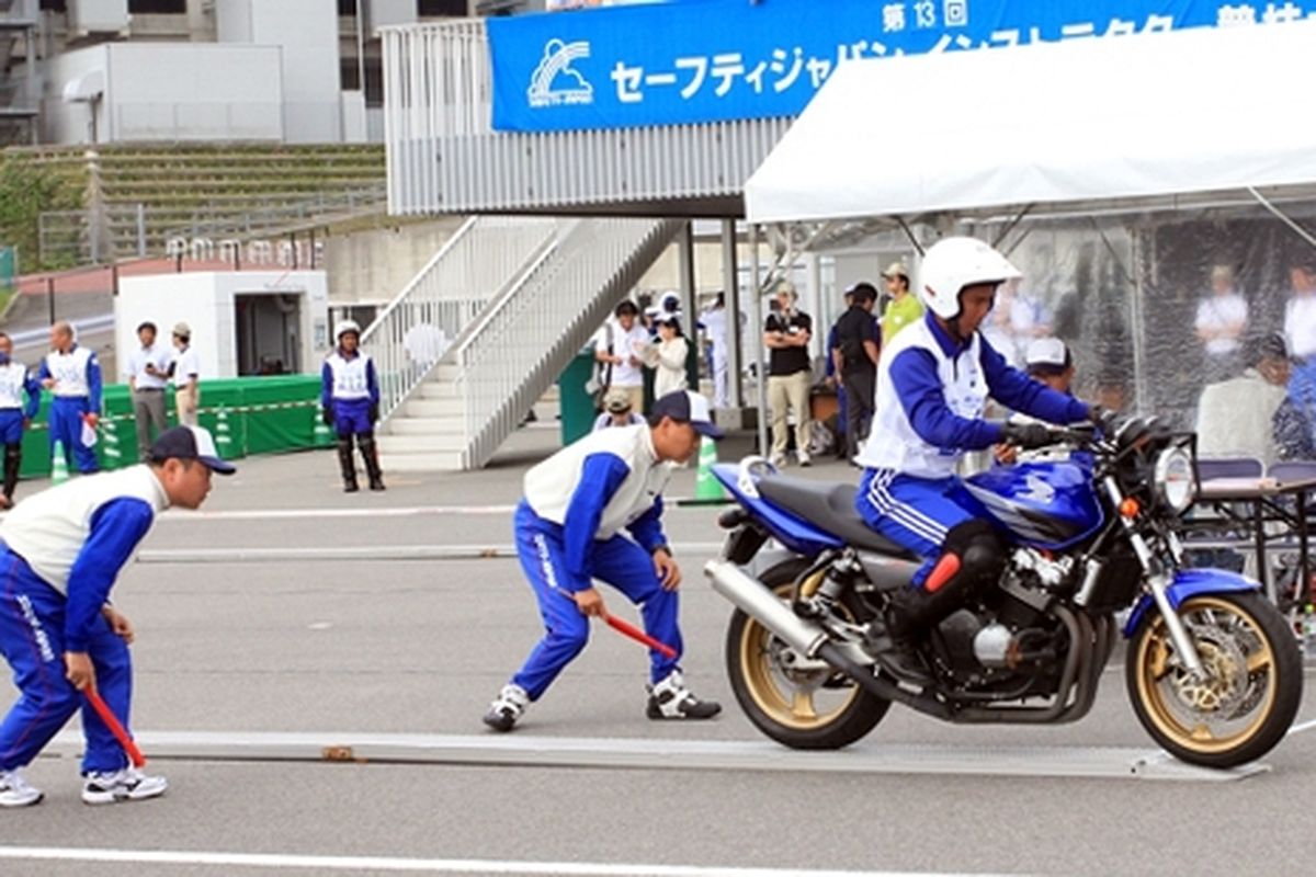 Suasana kompetisi instruktur safety riding di Jepang.